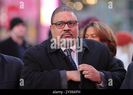 Times Square, Manhattan. 13 décembre 2024. NEW YORK, NEW YORK - 13 DÉCEMBRE : le maire Eric Adams, accompagné du procureur de Manhattan Alvin Bragg et de dignitaires, célèbre le succès de la communauté NYPD Links « Midtown Improvement Coalition lors d’un événement de presse à Times Square, Manhattan, le vendredi 13 décembre 2024. L'initiative vise à améliorer la sécurité publique et la qualité de vie dans Midtown Manhattan. (Crédit : Luiz Rampelotto/EuropaNewswire)./dpa/Alamy Live News Banque D'Images