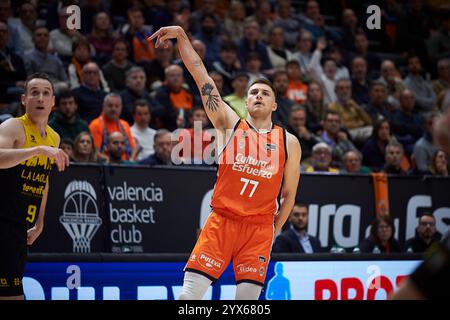 Valencia , Espagne , 13, décembre 2024. Nate Sestina de Valence basket à la Liga Endesa saison régulière Round 6. Crédit : Vicente Vidal Fernandez/Alamy Live News Banque D'Images