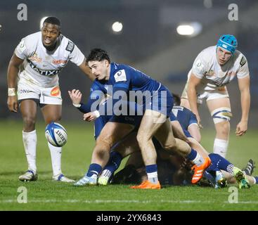 13 décembre 2024 ; Salford Community Stadium, Salford, Lancashire, Angleterre; Investec Champions Cup Rugby, Sale Sharks versus Racing 92 ; Raffi Quirke de Sale Sharks distribue le ballon Banque D'Images