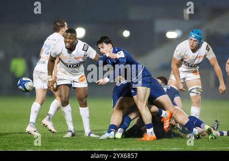 13 décembre 2024 ; Salford Community Stadium, Salford, Lancashire, Angleterre; Investec Champions Cup Rugby, Sale Sharks versus Racing 92 ; Raffi Quirke de Sale Sharks distribue le ballon Banque D'Images