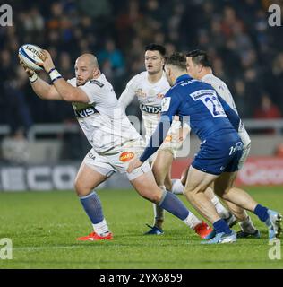 13 décembre 2024 ; Salford Community Stadium, Salford, Lancashire, Angleterre; Investec Champions Cup Rugby, Sale Sharks versus Racing 92 ; Gia Kharaishvili de Racing 92 avec le ballon Banque D'Images