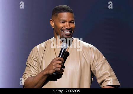 DATE DE SORTIE : 10 décembre 2024. TITRE : Jamie Foxx : ce qui s'était passé, c'est. STUDIO : Netflix. RÉALISATEUR : Hamish Hamilton. INTRIGUE : suit de près l'urgence médicale de Jamie Foxx lors du tournage du film Netflix 'Back in action'. EN VEDETTE : JAMIE FOXX au Théâtre Alliance. (Crédit image : © Netflix/Entertainment Pictures/ZUMAPRESS.com) USAGE ÉDITORIAL SEULEMENT ! Non destiné à UN USAGE commercial ! Banque D'Images