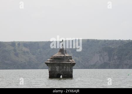 Tour d'église au milieu d'un lac. Un village inondé Villa del Carbón, État de Mexico, Mexique. Banque D'Images