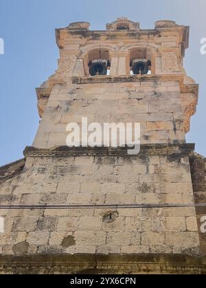 Korcula, Croatie - 30 juin 2024 : closeup de la tour de l'horloge de l'église de tous les Saints, Banque D'Images