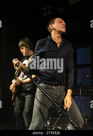 Nottingham, Royaume-Uni, 13 décembre 2024. Événement : Rock City - Shed Seven. Sur la photo : Rick Witter - chanteur principal et Paul Banks guitariste principal avec - Shed Seven. Crédit : Mark Dunn/Alamy Live News. Banque D'Images