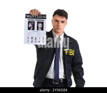 Agent masculin du FBI avec affiche recherchée sur fond blanc Banque D'Images