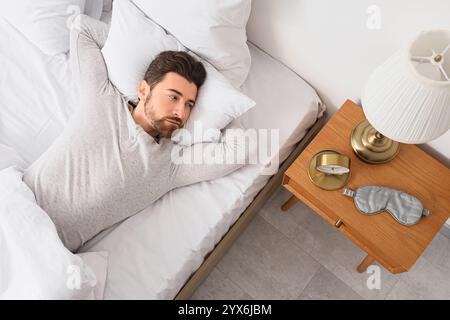 Matin de bel homme couché dans la chambre, vue de dessus Banque D'Images
