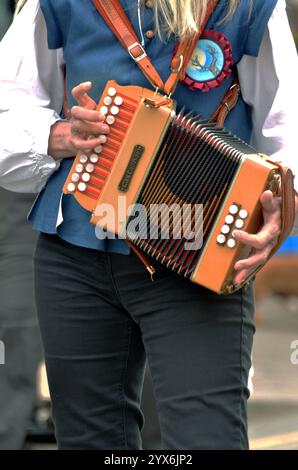 morris dancer playing button , sheringham, norfolk, angleterre Banque D'Images