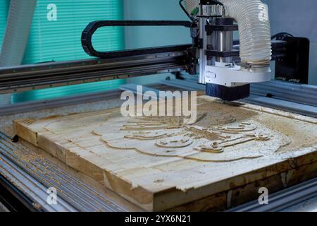 Sculpture en bois de teck d'un collage stylisé sur une machine CNC, une pièce de tête pour un navire, des animaux marins Banque D'Images