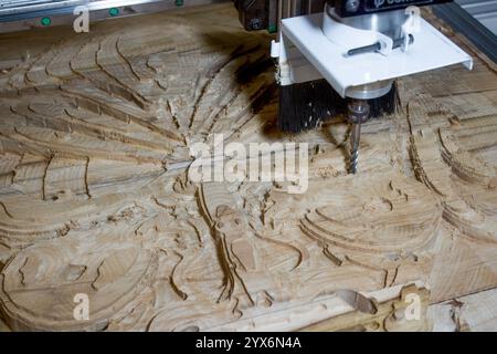 Sculpture en bois de teck d'un collage stylisé sur une machine CNC, une pièce de tête pour un navire, des animaux marins Banque D'Images