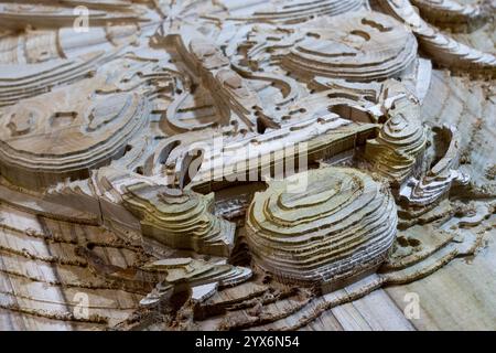 Sculpture en bois de teck d'un collage stylisé sur une machine CNC, une pièce de tête pour un navire, des animaux marins Banque D'Images