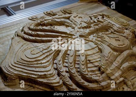 Sculpture en bois de teck d'un collage stylisé sur une machine CNC, une pièce de tête pour un navire, des animaux marins Banque D'Images