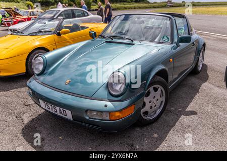 Llandow, pays de Galles - 30 juin 2024 : devant une Porsche 911 964 de couleur bleue classique lors d'une rencontre de voitures classiques Banque D'Images