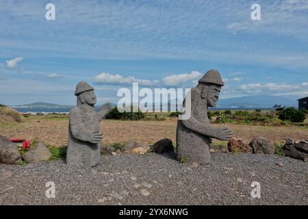 Dol hareubang (pierre de grand-père) statues de roche volcanique le long de la piste Jeju Olle, Gapado, Jeju, Corée du Sud Banque D'Images