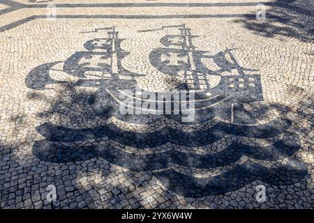 Trottoir portugais de style traditionnel, conçu avec des pierres noires et blanches de basalte et de calcaire, utilisé dans les zones piétonnes du Portugal Banque D'Images