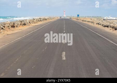 Dhanushkodi, Tamil Nadu, Inde - Oct 04, 2024 : VEW du phare de Dhanushkodi depuis l'Arichal Munai, Dhanushkodi, Rameswaram Island dans le Tamil Nadu. Banque D'Images