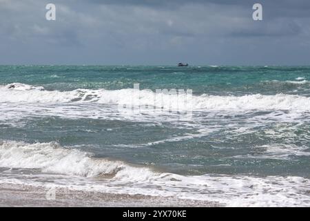 La plage de Dhanushkodi, située près d'Arichal Munai, est connue pour son sable immaculé et ses eaux claires. Dhanushkodi est une ville abandonnée au sud-est Banque D'Images