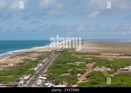 Dhanushkodi, Tamil Nadu, Inde - Oct 04, 2024 : vue aérienne du paysage et de la route allant vers Arichal Munai Sunset point depuis le Dhanushkodi Banque D'Images