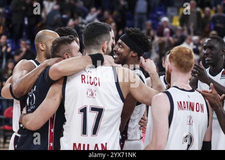 Les joueurs de l'EA7 Emporio Armani Milan célèbrent la victoire lors du match de basket-ball de Turkish Airlines Euroleague entre le FC Barcelone et l'EA7 Emporio Armani Milan le 13 décembre 2024 au Palau Blaugrana à Barcelone, en Espagne Banque D'Images