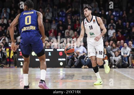 Leandro Bolmaro de l'EA7 Emporio Armani Milan lors du match de basket-ball de Turkish Airlines Euroleague entre le FC Barcelone et l'EA7 Emporio Armani Milan le 13 décembre 2024 au Palau Blaugrana à Barcelone, Espagne Banque D'Images