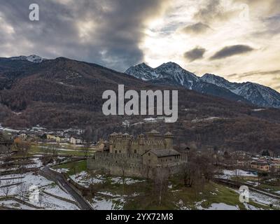 Vue sur le château de Fenis Banque D'Images