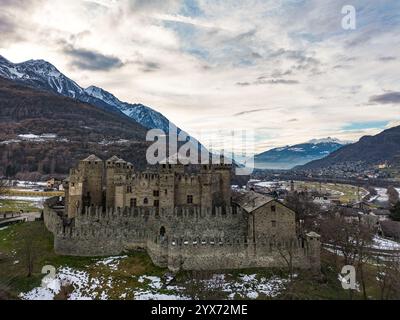 Vue sur le château de Fenis Banque D'Images