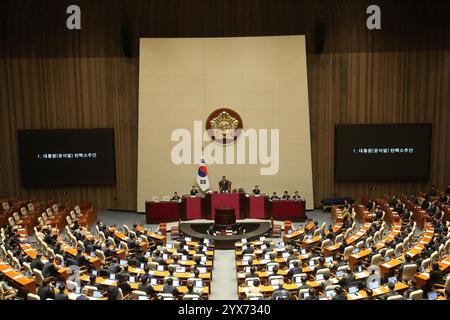 Séoul, Corée du Sud. 14 décembre 2024. Les législateurs de l'Assemblée nationale de Corée du Sud votent sur une deuxième motion de destitution contre le président Yoon Suk-yEOL à Séoul, Corée du Sud, Dec. 14, 2024. L'Assemblée nationale sud-coréenne a ouvert samedi une session plénière pour voter une deuxième motion de destitution contre le président Yoon Suk-yEOL à cause de sa déclaration bâclée de loi martiale. Le Parti du pouvoir populaire au pouvoir a décidé de maintenir sa position pour s'opposer à la motion de destitution, mais de ne pas boycotter le vote, a rapporté samedi l'agence de presse Yonhap. Crédit : Yao Qilin/Xinhua/Alamy Live News Banque D'Images