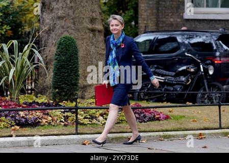 Photo du dossier datée du 05/11/24 de la ministre de l'intérieur Yvette Cooper à Downing Street, Londres, pour une réunion du Cabinet. Le ministre de l'intérieur se rendra en Italie pour des discussions sur la migration irrégulière ce week-end, alors que des centaines de personnes continuent de traverser la Manche dans de petites embarcations. Yvette Cooper doit rencontrer son homologue italien, Matteo Piandetosi, ainsi que Chiara Cardoletti, représentante de l'agence des Nations Unies pour les réfugiés dans le pays, au terme d'une semaine de diplomatie sur les migrations. Date d'émission : samedi 14 décembre 2024. Banque D'Images