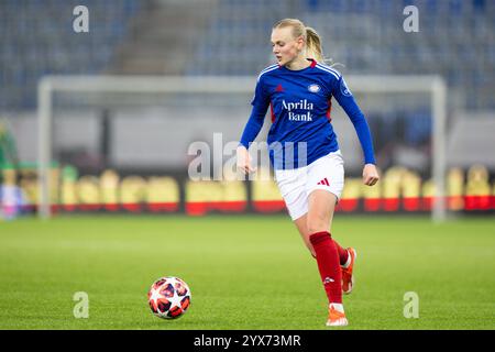 Oslo, Norvège. 12 décembre 2024. Oslo, Norvège, 12 décembre 2024 : Karina Saevik (21 Valerenga) contrôle le ballon lors du match de football de la Ligue des Champions de l'UEFA entre Valerenga et Arsenal à Intility Arena à Oslo, en Norvège. (ANE Frosaker/SPP) crédit : SPP Sport Press photo. /Alamy Live News Banque D'Images