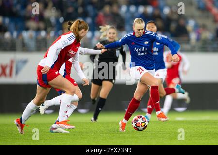 Oslo, Norvège. 12 décembre 2024. Oslo, Norvège, le 12 décembre 2024 : Karina Saevik (21 Valerenga) se bat pour le ballon lors du match de la Ligue des champions de l'UEFA entre Valerenga et Arsenal à Intility Arena à Oslo, en Norvège. (ANE Frosaker/SPP) crédit : SPP Sport Press photo. /Alamy Live News Banque D'Images