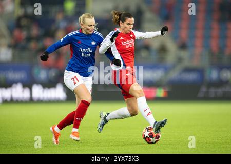 Oslo, Norvège. 12 décembre 2024. Oslo, Norvège, 12 décembre 2024 : Karina Saevik (21 Valerenga) et Laia Codina (5 Arsenal) se battent pour le ballon lors du match de football de la Ligue des Champions de l'UEFA entre Valerenga et Arsenal à Intility Arena à Oslo, en Norvège. (ANE Frosaker/SPP) crédit : SPP Sport Press photo. /Alamy Live News Banque D'Images