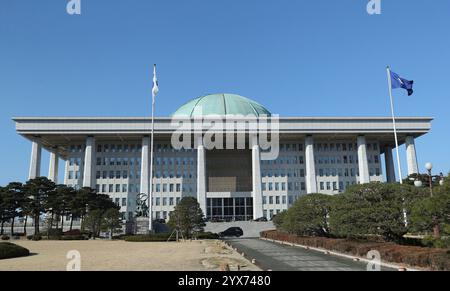 Séoul, Corée du Sud. 14 décembre 2024. Cette photo prise le 14 décembre 2024 montre l'Assemblée nationale à Séoul, Corée du Sud. le parlement sud-coréen a adopté samedi la motion de destitution contre le président Yoon Suk-yEOL. Crédit : Yao Qilin/Xinhua/Alamy Live News Banque D'Images