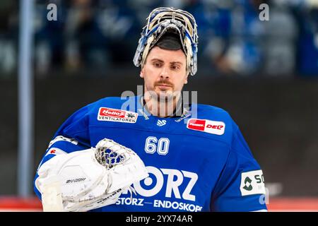 Joacim Eriksson (60, Goalie, Schwenninger Wild Wings) mit Maske oben GER, Schwenninger Wild Wings vs Löwen Frankfurt, Eishockey, DEB, DEL, saison 2024/25, Spieltag 25, 13.12.2024, Foto : Eibner-Pressefoto/Florian Wolf Banque D'Images