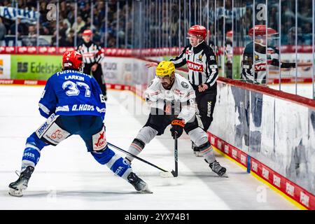 ZWEIKAMPF zwischen Nathan Burns (8, Loewen Frankfurt) und Thomas Larkin (37, Schwenninger Wild Wings) GER, Schwenninger Wild Wings vs Löwen Frankfurt, Eishockey, DEB, DEL, saison 2024/25, Spieltag 25, 13.12.2024, Foto : Eibner-Pressefoto/Florian Wolf Banque D'Images