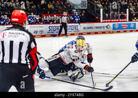 Joacim Eriksson (60, Goalie, Schwenninger Wild Wings) und carter Rowney (17, Loewen Frankfurt) im Duell um den Puck GER, Schwenninger Wild Wings vs Löwen Frankfurt, Eishockey, DEB, DEL, saison 2024/25, Spieltag 25, 13.12.2024, Foto : Eibner-Pressefoto/Florian Wolf Banque D'Images