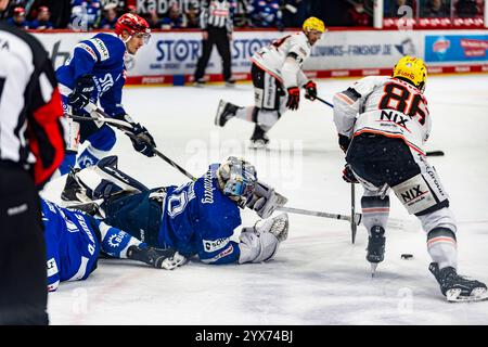 Joacim Eriksson (60, Goalie, Schwenninger Wild Wings) und Cameron Brace (86, Loewen Frankfurt) im Duell um den Puck GER, Schwenninger Wild Wings vs Löwen Frankfurt, Eishockey, DEB, DEL, saison 2024/25, Spieltag 25, 13.12.2024, Foto : Eibner-Pressefoto/Florian Wolf Banque D'Images