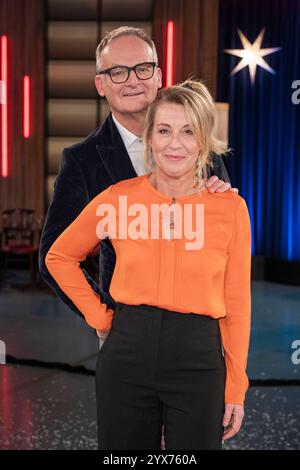 Frank Plasberg mit Ehefrau Anne Gesthuysen BEI der Aufzeichnung der WDR-Talkshow Kölner Treff im WDR Studio BS 3. Köln, 13.12.2024 *** Frank Plasberg avec sa femme Anne Gesthuysen à l'enregistrement du talk-show WDR Kölner Treff dans WDR Studio BS 3 Cologne, 13 12 2024 Foto:xW.xRanderathx/xFuturexImagex koelner treff1312 4210 Banque D'Images