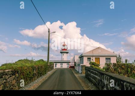 Farol Da Ponta do Topo Lighthouse vue lointaine à Sao Jorge Açores Portugal Banque D'Images