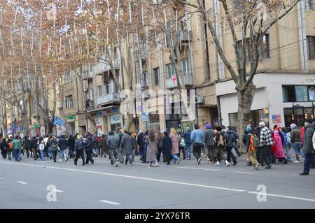 Tbilissi, Géorgie - 12 décembre 2024 - des manifestants marchent le long de la rue Merab Kostava. (Photo de Markku Rainer Peltonen) Banque D'Images