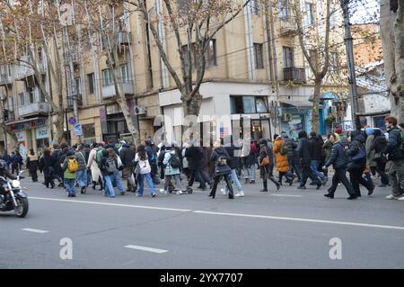 Tbilissi, Géorgie - 12 décembre 2024 - des manifestants marchent le long de la rue Merab Kostava. (Photo de Markku Rainer Peltonen) Banque D'Images