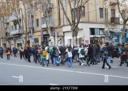 Tbilissi, Géorgie - 12 décembre 2024 - des manifestants marchent le long de la rue Merab Kostava. (Photo de Markku Rainer Peltonen) Banque D'Images