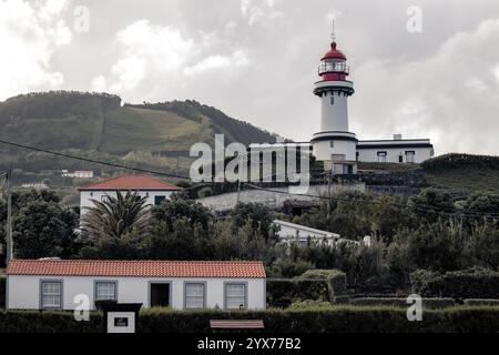 Farol Da Ponta do Topo Lighthouse vue lointaine à Sao Jorge Açores Portugal Banque D'Images