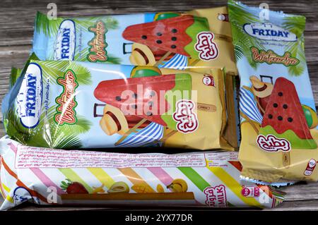 Le Caire, Égypte, 1er novembre 2024 : vendredi barres de crème glacée à la pastèque faites de forme et de saveur de fruits, la barre de crème glacée est un dessert glacé avec de la crème glacée Banque D'Images