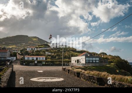 Farol Da Ponta do Topo Lighthouse vue lointaine à Sao Jorge Açores Portugal Banque D'Images