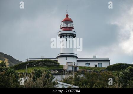 Farol Da Ponta do Topo Lighthouse vue lointaine à Sao Jorge Açores Portugal Banque D'Images