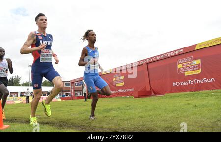 Jakob Ingebrigtsen, de Norvège, et Yemaneberhan Crippa, d’Italie, concourant dans la course masculine senior aux Championnats d’Europe de cross-country SPAR, Dok Banque D'Images