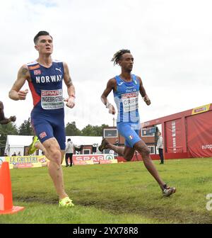 Jakob Ingebrigtsen, de Norvège, et Yemaneberhan Crippa, d’Italie, concourant dans la course masculine senior aux Championnats d’Europe de cross-country SPAR, Dok Banque D'Images