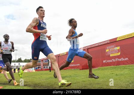 Jakob Ingebrigtsen, de Norvège, et Yemaneberhan Crippa, d’Italie, concourant dans la course masculine senior aux Championnats d’Europe de cross-country SPAR, Dok Banque D'Images