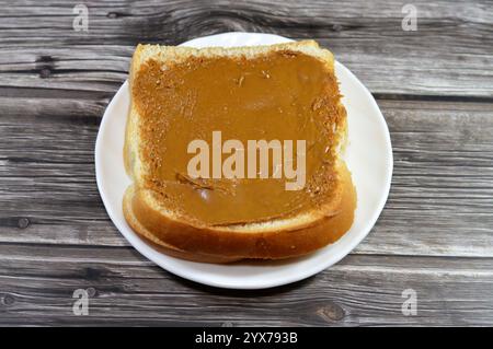 Un pain grillé normal avec biscuits à tartiner au beurre, biscuit à tartiner caramélisé, pâte à tartiner lisse avec une texture riche crémeuse pour les crêpes, brownies, tous les Banque D'Images