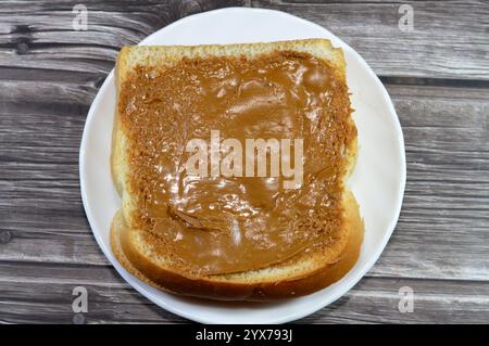 Un pain grillé normal avec biscuits à tartiner au beurre, biscuit à tartiner caramélisé, pâte à tartiner lisse avec une texture riche crémeuse pour les crêpes, brownies, tous les Banque D'Images